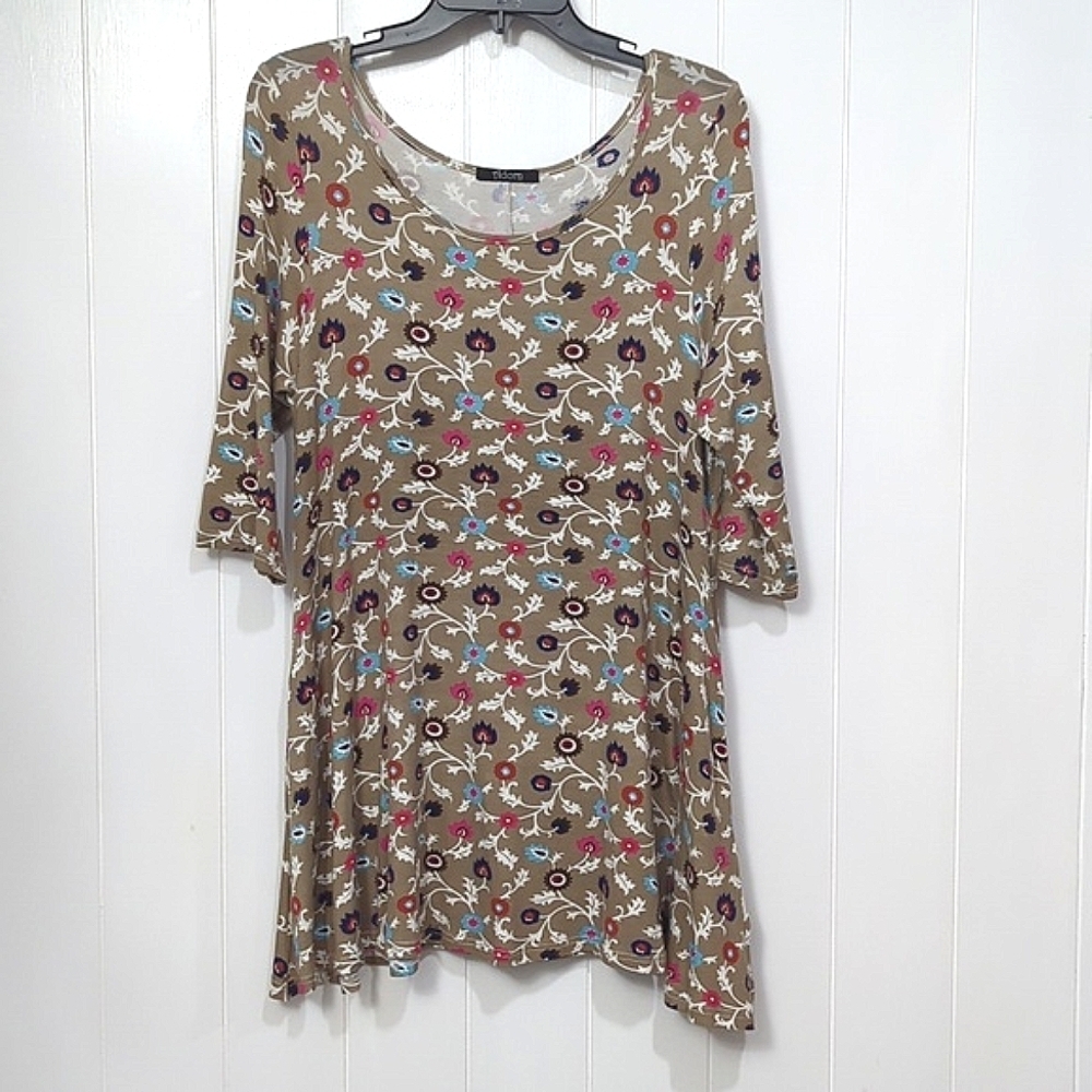❤️5/$25   Like New Adorn Floral Top